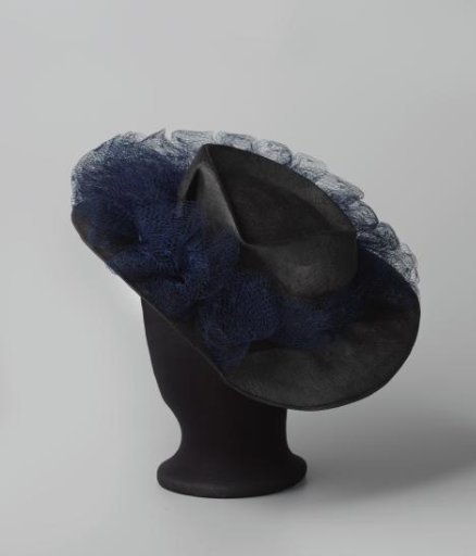 Hat of dark blue straw and blue tulle