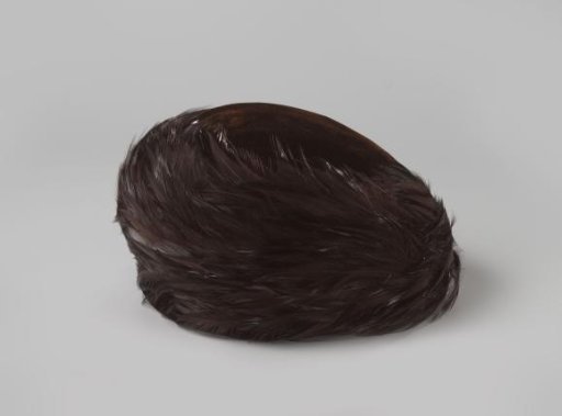 Hat of dark brown velvet chiffon with a brim of narrow iridescent rooster or pheasant (?) feathers