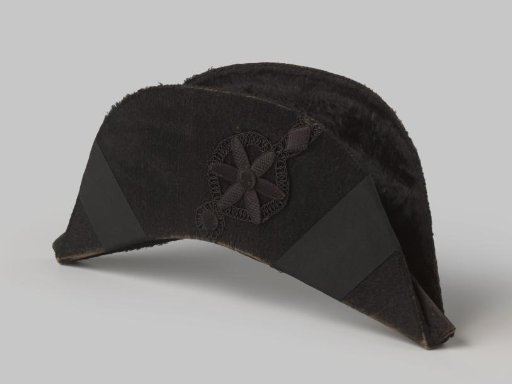Oval foldable mourning cap, of black silk velvet, decorated with a black flower and lined with black silk damask with fine lattice and checks