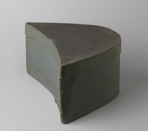 Half-moon-shaped box of blue-grey cardboard covered with blue-grey paper; for a mourning badge