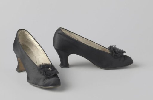 Shoe, pump, of black satin with pointed toe and low-cut vamp, decorated with small rosettes of black silk gauze with a knot of seven imitation diamonds