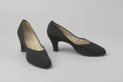 Pump of black taffeta with high heel