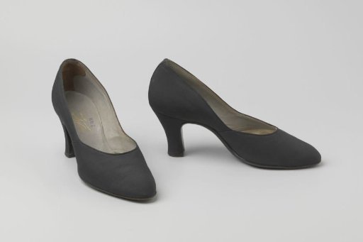 Pump of dark blue taffeta with high heel