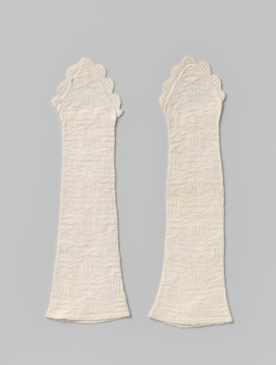 Mittens of white knitted cotton