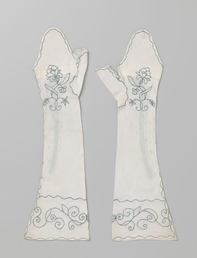 Linen mitten, embroidered in blue with flower branches and branches with serpentine volutes