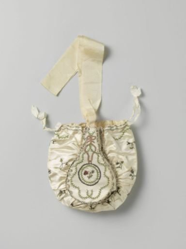 Bag of embroidered ivory-coloured satin with embroidered flowers, on the exterior a raised compartment containing pink double cushions on ivory-coloured ribbed ribbon