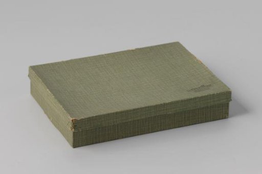 Cardboard box covered with green checkered paper bearing the inscription: "n.v. Reveillon / the gift shop / Amsterdam / Kalverstraat 48-52 / tel. 36478-3357"