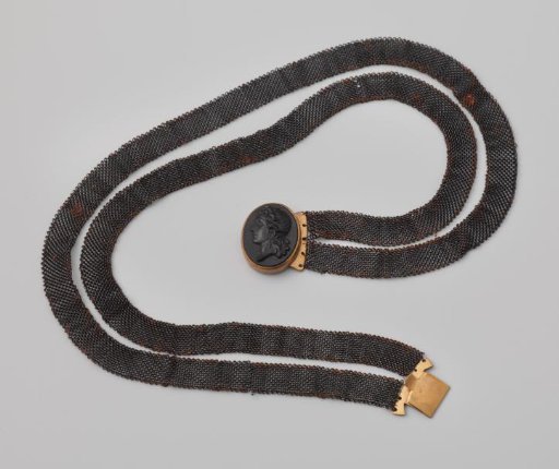 Necklace of braided lacquered iron with cameo in gold clasp