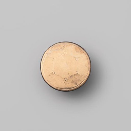 Platte ronde manchetknoop van verguld zilver, versierd met guilloches van een zespuntige ster met holle zijden, waartegenaan zes cirkelbogen met concentrische arceringen