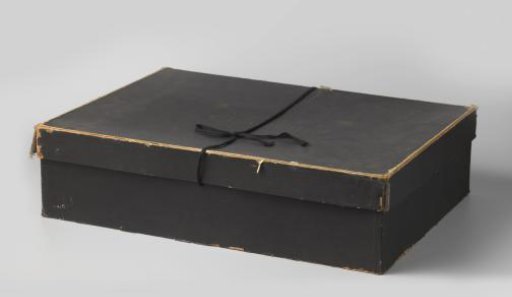 Box with lid of black cardboard, rectangular, for a cape of ermine