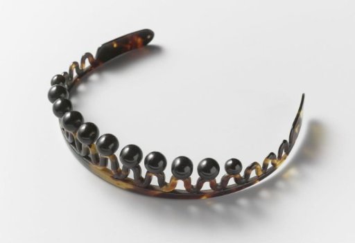 Diadeem van kunststof met schildpadmotief, driekwart cirkelvormig met bollen op de golvende rand