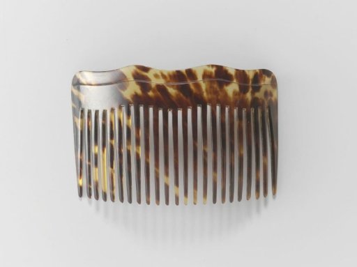 Hair comb of imitation tortoiseshell, with a narrow back and two slight arches along the top