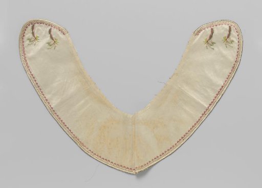 Collar with false buttonholes of white taffeta, with embroidered pearl border and pink shells