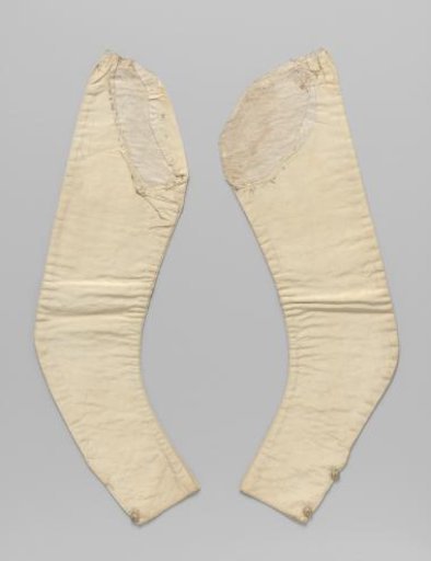 Sleeve of white silk, long, smooth and round-cut, with two embroidered fabric buttons