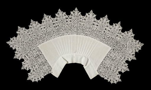 Collar of linen and needle lace