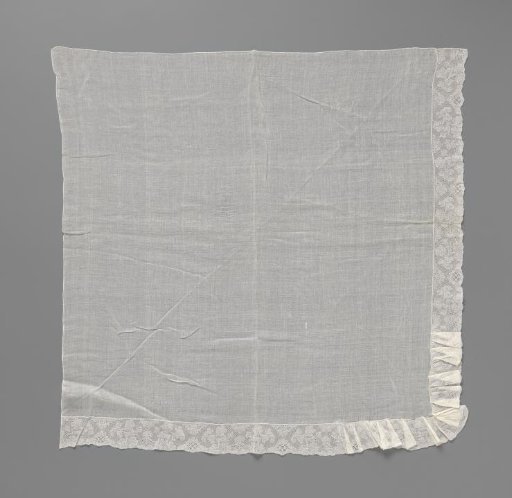 Fichu or so-called tipdoek with bobbin lace featuring mirrored flower branches
