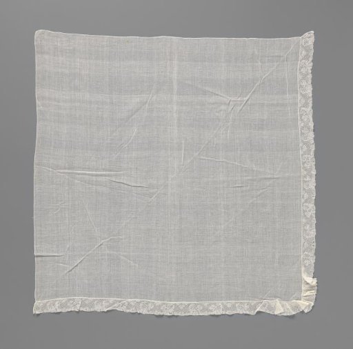 Fichu or so-called tipdoek with bobbin lace and hanging flower sprigs