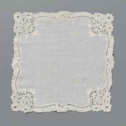 Handkerchief of batiste finished around with bobbin lace with zigzag brackets and a flower branch with three daisies in each corner
