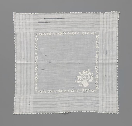 Handkerchief with embroidered coats of arms of Bosch Reitz and Teding van Berkhout and a border around the central field with rosette flowers