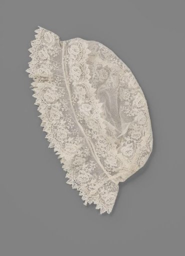 Negligé cap of machine-made lace strips