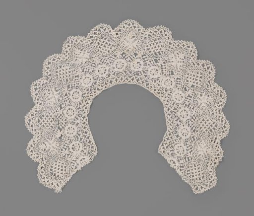 Collar of silk in Maltese lace decorated with, among others, seven Johannite crosses