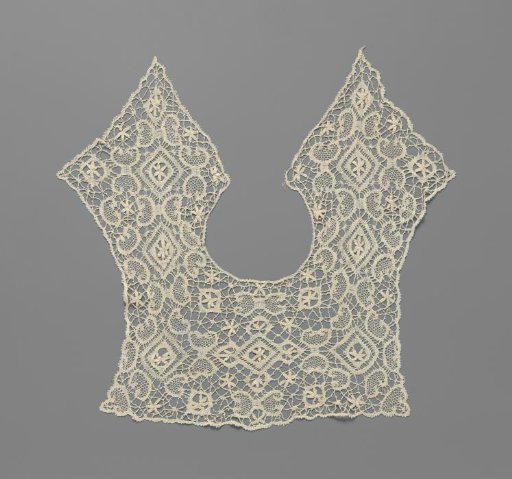 Collar of Bobbin Lace with Seven Lozenges Surrounded by C-Scrolls Forming Bows