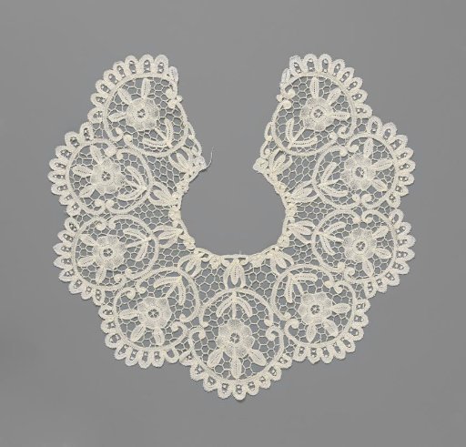 Collar of Lace with Hanging Roses in Semicircular Shells