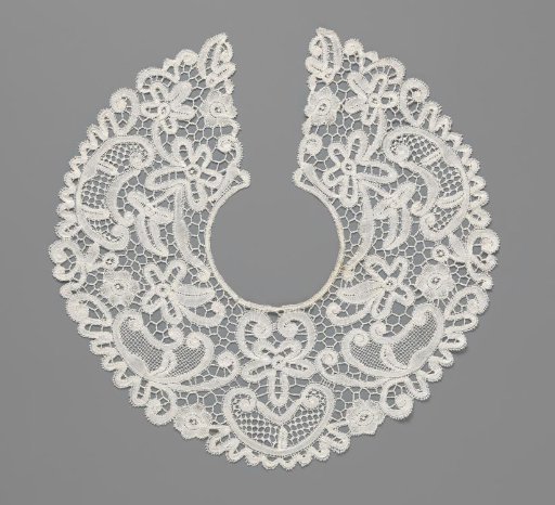 Collar of bobbin lace with large C-scrolls and starflowers