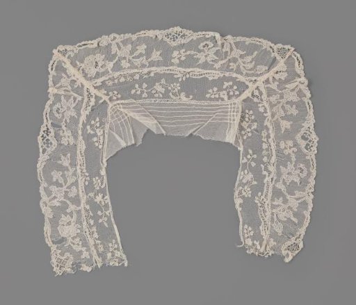 Collar, square model, of tulle with inserted pieces of lace