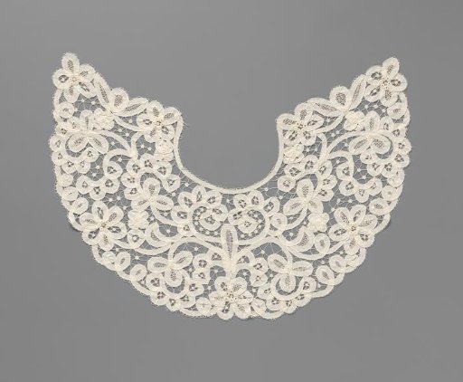 Collar of ribbon lace with rosette flowers and triple leaves