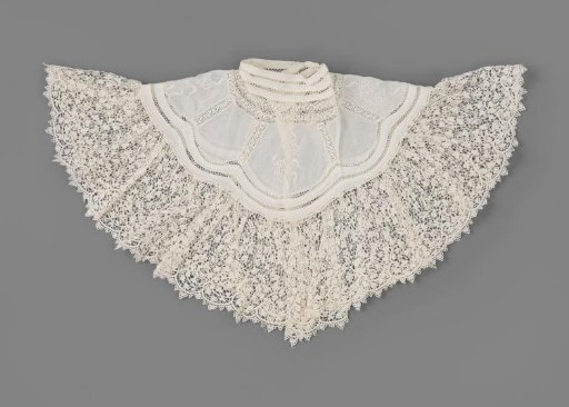 Collar of embroidered batiste with a wide strip of imitation Point d'Irlande lace