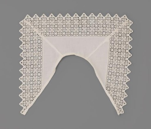 Collar of crêpe with machine-made point coupé