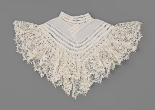 Collar of batiste with bias binding and needle lace with standing collar