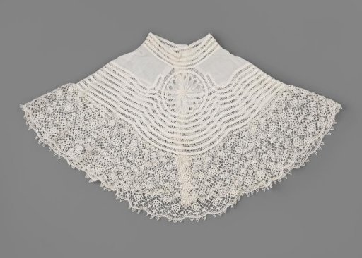 Collar (pelerine) of batiste with concentric piping edged with a strip of etched lace