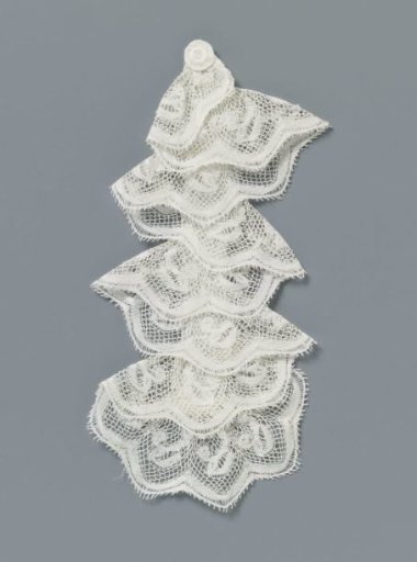Jabot of machine-made lace with drop-shaped leaf and round flower