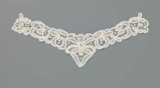 Collar of mixed lace with a shallow V-shaped design