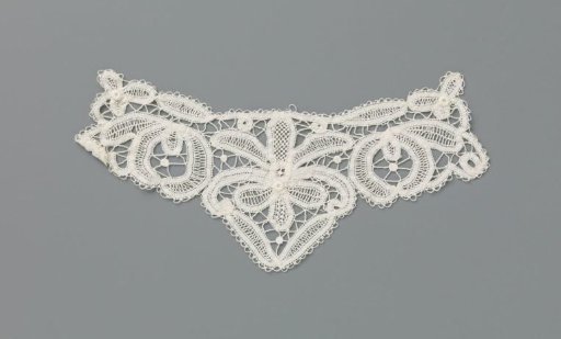 Cuff of mixed lace with a shallow V-shaped design
