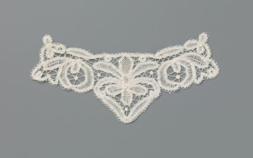 Cuff of mixed lace with a shallow V-shaped design