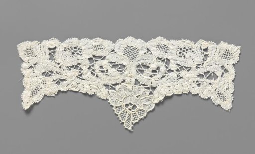 Cuff of mixed lace with a rose and two lying mirrored C-shaped stems with cup flowers
