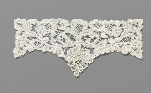 Cuff of mixed lace with a rose and two lying mirrored C-shaped stems with cup flowers