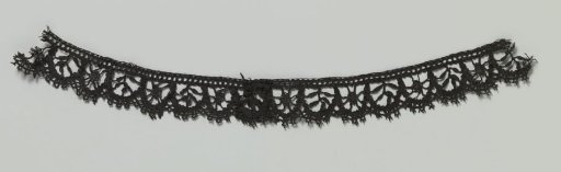 Strip of bobbin lace with arched border containing alternating leafy sprigs and roundels between spokes