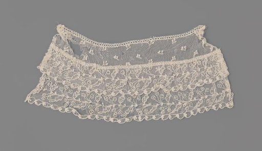 Jabot of two strips of needle lace, decorated with a lying branch with berries