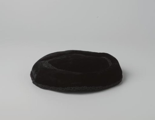 Hat of black velvet, chiffon and soutache
