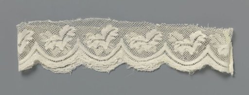 Cuff of bobbin lace with V-shaped leaf in a semicircular shell