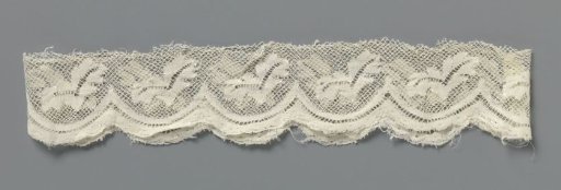 Cuff of bobbin lace with V-shaped leaf in a semicircular shell