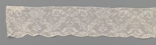 Strip of bobbin lace with two triangular compositions placed against each other