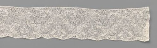 Strip of bobbin lace with two triangular compositions placed against each other