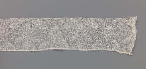 Strip of bobbin lace with interrupted diamond-shaped fields and candelabrum motifs