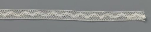 Insert of bobbin lace with a zigzag line of circles and ovals
