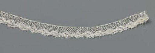 Strip of bobbin lace with wavy ribbon